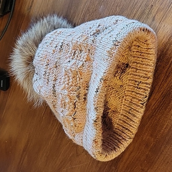 Hand knit wool cap with real racoon fur pom - Picture 5 of 6
